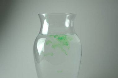 Su damlalı yeşil cam.