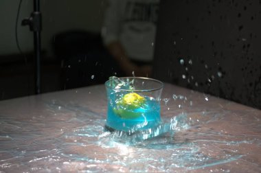 Bir bardak mumlu su.