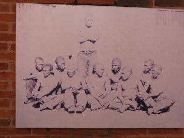 Pencereli eski tuğla duvar