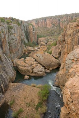 İsrail eyaletinin kuzeyindeki dağlarda bir nehir.
