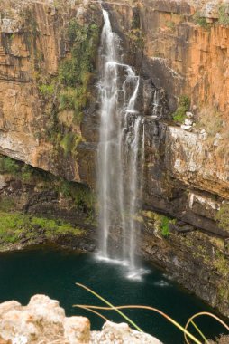 İsrail 'in kuzeyindeki dağların kuzeyindeki şelalede.