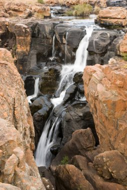 Su, Batı Burnu 'nun güneyine düşer.