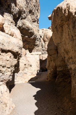Denizin ortasındaki ölü denizin güzel manzarası.
