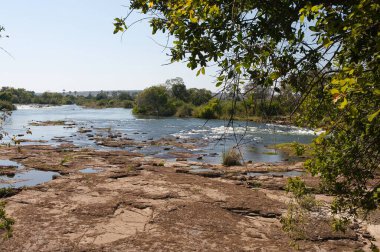 Sabahları nehrin güzel manzarası.