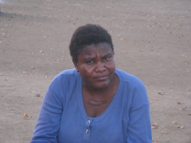 Siyah saçlı Afrikalı kadın.