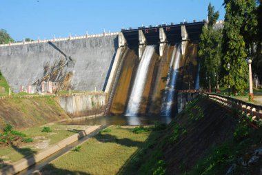 Su barajdan akıyor.