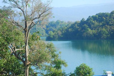 Güzel dağ gölü görünümünü