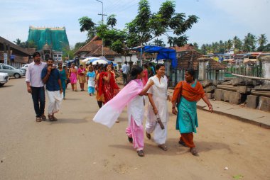 Şehirde yürüyen insanlar.