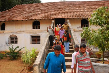 Şehirde yürüyen insanlar.