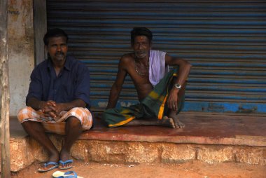 Hindistan, Goa - Mart 2 2 2 0 18: Eski evin önünde oturan Hintli bir adam