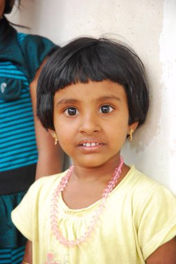 Hindistan köyündeki genç kız.