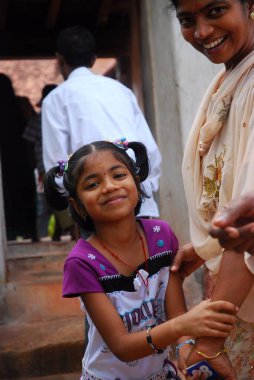 Hindistan 'da genç bir anne ve kız