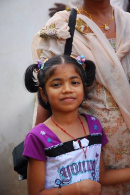 Hint elbiseli genç kız.