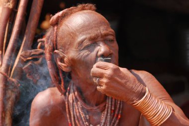 Köyde puro içen bir adam var.