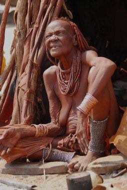 Geleneksel kılıçlı bir kadın.