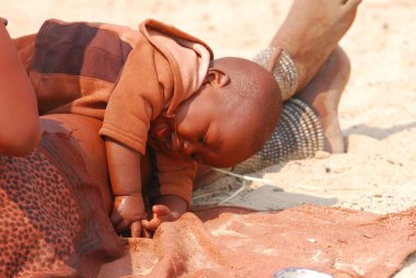 Anne ile çocuk sahilde