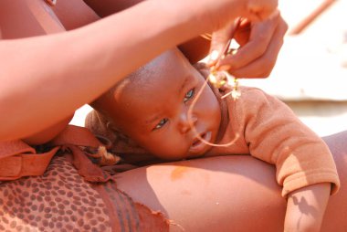 Köydeki Afrikalı çocuk.