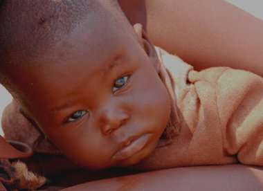 Afrikalı bir erkek bebeğin portresi.