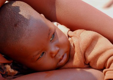 Sahildeki Afrikalı çocuk.