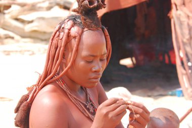 Büyük rastalı ve siyah kabile kostümlü Afrikalı kabile kadını.