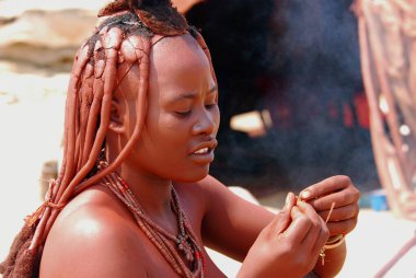 Geleneksel kıyafetleri olan genç bir kadın.