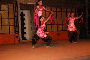 Dans sınıfındaki bir grup insan.