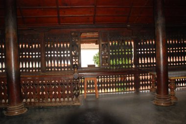 Pencereli eski ahşap kapı