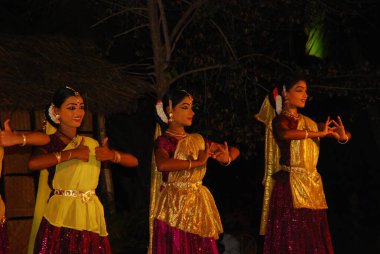 Geceleri geleneksel Hint dans festivali