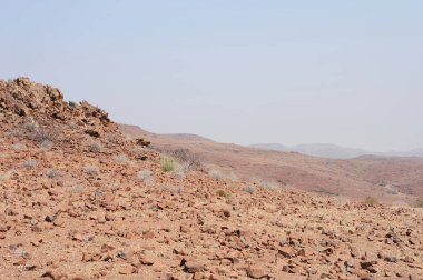 Kuzey Denizi 'nin ortasındaki ölü çölün ortasındaki dağ manzarası.