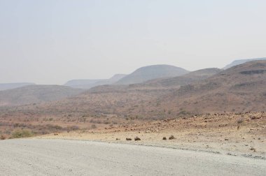 Çölün ortasında bir yol.
