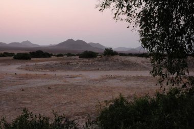 Dağlarda nehri olan güzel bir manzara.