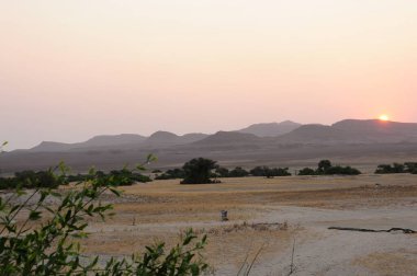 Çölde gün batımı, arka plan olarak fotoğraf, dijital görüntü