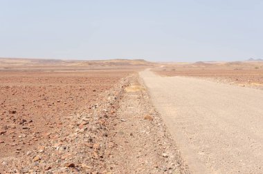 Çölde yol dağlarda