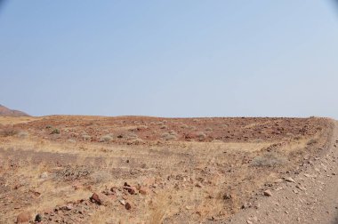 İsrail 'deki ölü denizin ortasında yol.
