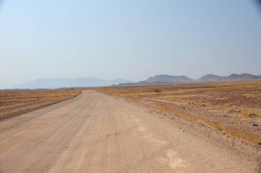 Çölde boş asfalt yolu