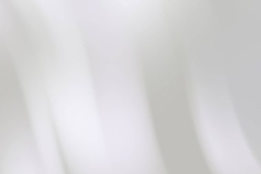 Yumuşak, akışkan kumaşlar şık bir stüdyoda zarif bir şekilde örtülmüş, huzurlu bir atmosfer yaratıyor.