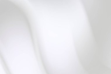 Yumuşak, akışkan beyaz kumaş zarif bir şekilde örtülmüş, sakin ve minimalist bir atmosfer yaratıyor.