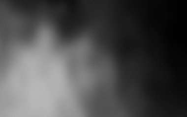 Havada dönen siyah beyaz duman yumuşak eğimli gizemli bir atmosfer yaratıyor.