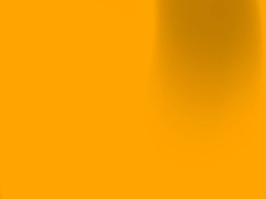 Huzurlu bir plajda canlı bir gün batımı. Palmiye ağaçlarının siluetleri ve kıyıda hafif dalgalar uçuşuyor.