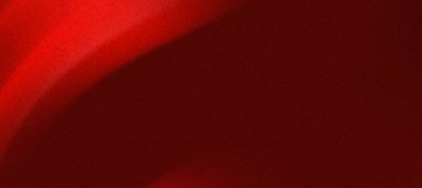 Zarif akışkan kırmızı kumaş yumuşak bir şekilde örtülmüş, lüks ve ılık bir ortam yaratmış.