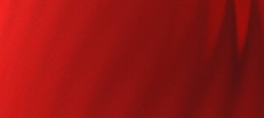 Canlı kırmızı kumaş zarif bir şekilde örtülmüş, yumuşak bir arkaplana karşı zengin bir doku oluşturmuş.