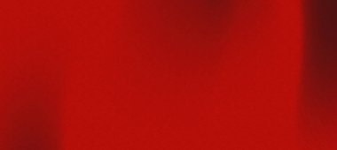 Canlı kırmızı kumaş zarif bir şekilde örtülmüş, zengin bir doku ve derinlik yaratmış, arka plan için ideal.