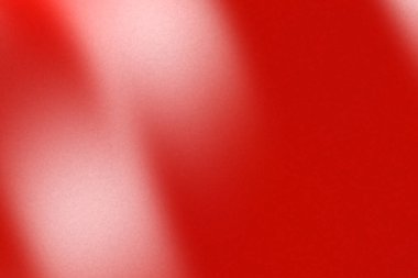 Yumuşak ışık yansımaları, sıcaklık ve enerjiyi çağrıştıran canlı kırmızı yüzeyin soyut yakın çekimi