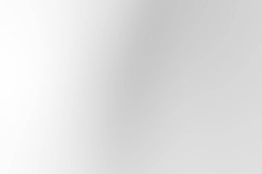 Sakin bir gölün üzerinde sakin bir gün batımı siluetli ağaçlar ve suya yansıyan uzak dağlar.