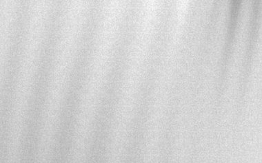 Yumuşak, akışkan beyaz kumaş zarif bir şekilde örtülmüş, minimalist bir ortamda huzurlu bir atmosfer yaratıyor.