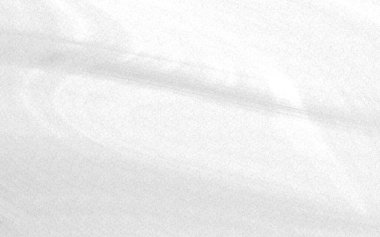 İnce dalgalı soyut beyaz doku, çeşitli kullanımlar için sakin bir arkaplan oluşturur