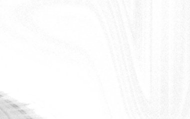 Bereketli yeşillik ve günbatımında uzak dağlarla çevrili sakin bir göle sahip huzurlu bir manzara.