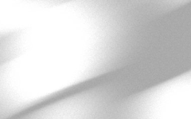 Yumuşak, akışkan beyaz kumaş doğal ışıkta zarifçe örtülmüş, sakin bir atmosfer yaratıyor.