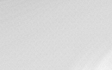 Ürün fotoğrafçılığı veya grafik tasarım projeleri için ideal sakin, minimalist beyaz bir arkaplan