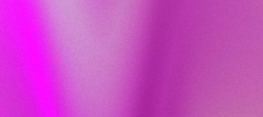 Canlı pembe kumaş zarif bir şekilde örtülmüş, yumuşak ve lüks bir arka plan atmosferi yaratmış.